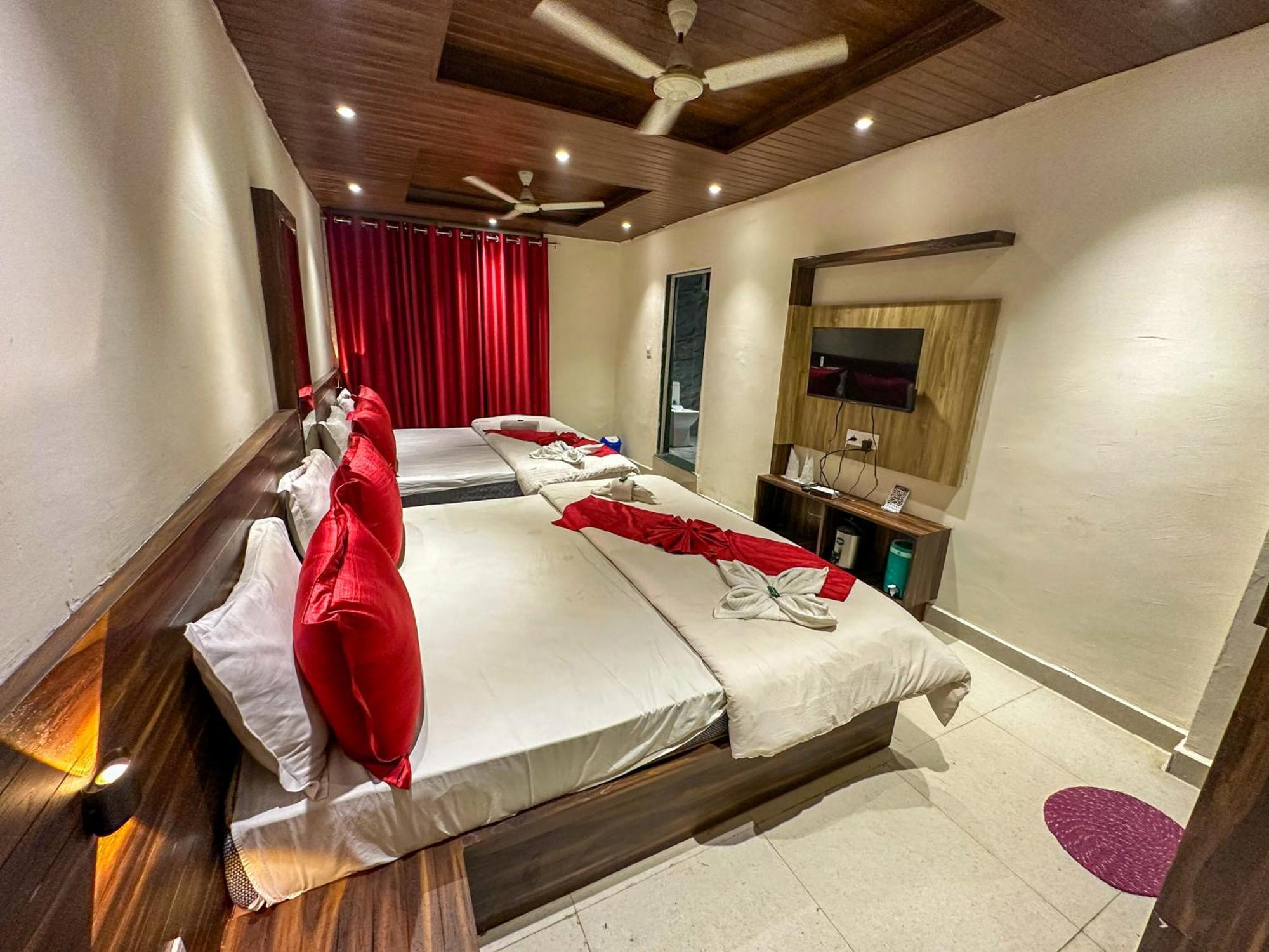 Hotel Payal & Restaurent Pachmarhī Buitenkant foto